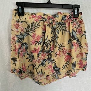 🏝️ Divided H&M Yellow Floral Tropical Casual Flowy Shorts size M